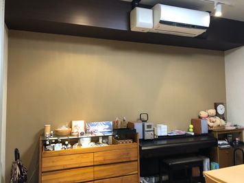 エアコン、BGM用電子ピアノ - ファウンテンテラス鹿児島中央 フル装備・ハイスッペクのレンタルスペースの設備の写真