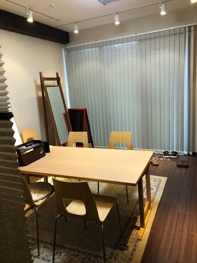 ６人掛けテーブル・椅子６脚、
テーブルの脚が折畳み可能で、
リビングテーブルに変身可能 - ファウンテンテラス鹿児島中央 フル装備・ハイスッペクのレンタルスペースの室内の写真