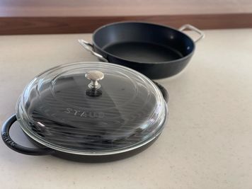 オプション調理器具一式
STAUBお肉・魚
鍋一式・調理器具オプション一部 - grandee lab ５階　レンタルスペースSORA レンタルスペース　SORAの設備の写真