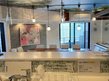 キッチンカウンター越しにリビング方向を - 水天宮リバーサイドスタジオ キッチン付きレンタルスタジオの室内の写真