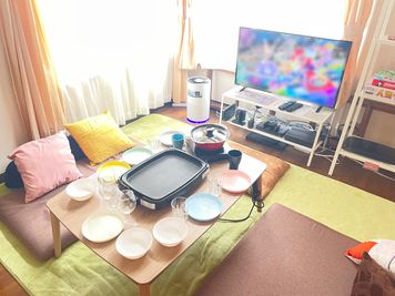  大画面のモニターでゲームや映画鑑賞、食事会、焼肉🍖、鍋パ🫕、たこパ🐙、ゴロゴロいかがでしょうか✨  - U-Space立川