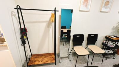 ハンガーラックと全身がチェックできる姿見です。 - セントラル大手町 神田駅から５分のご近所会議室大手町１時間〜多種利用OK🌸の設備の写真