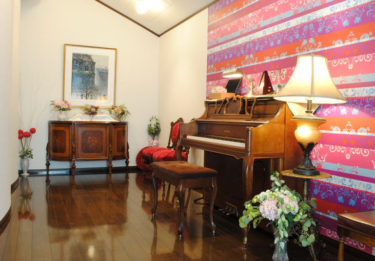 クラシカルな家具を揃えた広々としたお部屋にはアップライトピアノがあります。 - レンタルスタジオ川和ONE レンタルスタジオの室内の写真