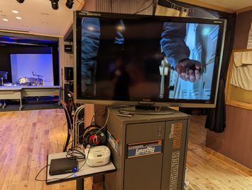 大型モニタも無料使用可能。パソコンからの出力にも対応しています。 - 三鷹RIスタジオ 三鷹RI劇場(アールアイ)※旧三鷹RIスタジオの設備の写真