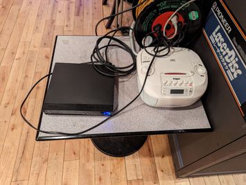 dvdプレーヤー、CDプレーヤー、ブルートゥーススピーカーは無料で使えます。 - 三鷹RIスタジオ 三鷹RI劇場(アールアイ)※旧三鷹RIスタジオの設備の写真