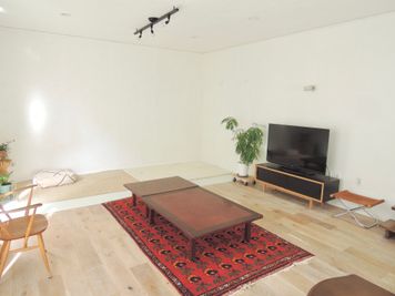 パーティーテーブルを配置した写真です - HOUSE124 商業用利用、法人さまご利用限定。写真撮影、動画作成、などの室内の写真