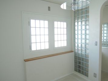 スタジオB.
ガラスブロックとヴィンテージ窓 - HOUSE124 HOUSE124  2Fスタジオ＋1Fダイニング(撮影利用のみ)の室内の写真