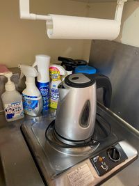 ポットです。電子レンジの横にコンセントがあります。電気コンロは使えません。アルコールなどの備品もこちらです - Takanakkoレンタルサロン Takanakkoレンタルサロン池袋店の設備の写真