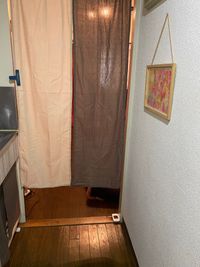 入り口の段差にお気を付けください。
目隠し用ののれんをつけました。お着替えの時に便利かと思います（サイズ感と思ったより薄かったので、近日中にまた変える予定です） - Takanakkoレンタルサロン Takanakkoレンタルサロン池袋店の入口の写真