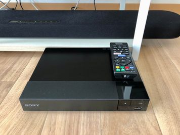 🎵大迫力のサウンドスピーカー常設
📀ブルーレイ／DVDレコーダー
　（オプション） - レンタルスペース【はなまるRoom】 🔆はなまる🔆おうちスペースの室内の写真