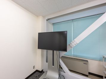 HDMIケーブル付き
※type - cは準備ございません。 - エコファニの貸会議室 by 三菱地所  4月4日オープン！ エコファニ貸会議室by三菱地所　Room「2C」最大42名収容の室内の写真