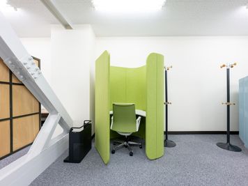 三菱地所の社内ベンチャー制度から事業化した、リユース家具の販売サービスを行うエコファニが運営する個人ブース③ - エコファニの貸会議室 by 三菱地所  4月4日オープン！