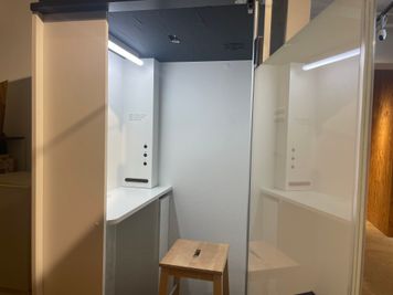 新御徒町駅徒歩1分！コワーキングスペースに設置された集中できるテレカンブース - 上野 貸し会議室 いいオフィス
