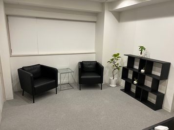 待合スペースです。
お客様にくつろぎながら待っていただけます。 - 睡活サロンESTICAの室内の写真