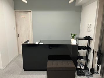 玄関入ってすぐの受付です。
奥はスタッフルームとなりますので立ち入りはできません。 - 睡活サロンESTICAの室内の写真