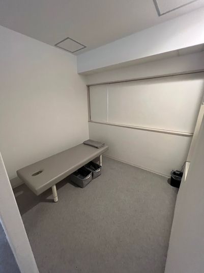 施術スペースとなります。
お客様に対する施術であれば十分なスペースです。技術講習も少人数であればいけますが4人ぐらいまでが限界だと思います。 - 睡活サロンESTICAの室内の写真