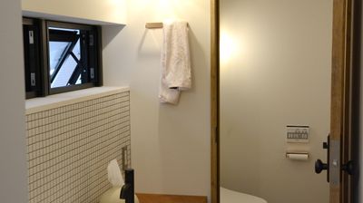 トイレ周りには開閉式の窓が4つ設置してあるので、風通りよく、いつも清潔にお使い頂けます。 - レンタルスペース doué / どうえ 京都のレンタルスタジオスペース - doué -の設備の写真