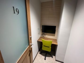 【駅から直結！】モニター・フリードリンク付き1名個室（ブース19）※予約時間前は入室不可 - いいオフィス五反田駅前