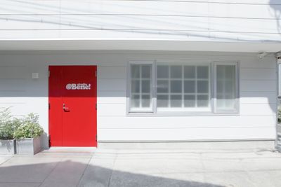 赤い扉が目印です。 - スタジオアットベーネ キッチンスタジオ アットベーネの入口の写真