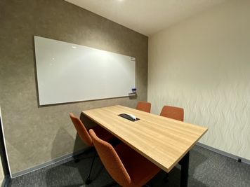 4名イス席 - fabbit広島駅前 ミーティングルーム・4名用の室内の写真