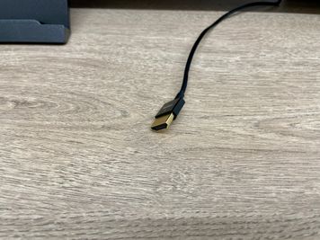【モニターと接続済みのHDMIケーブルをご用意しております。HDMI以外の端子と接続されたい場合は変換機をご用意ください】 - テレワークブース御徒町 天美ビル ブース08の設備の写真