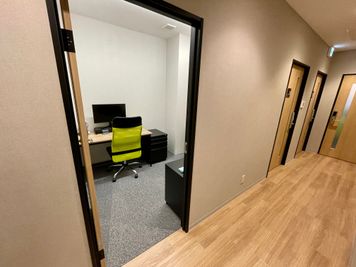【完全個室なので周りを気にせず作業に集中できます】 - 【閉店】テレワークブース御徒町 天美ビル 【閉店】ブース08の室内の写真