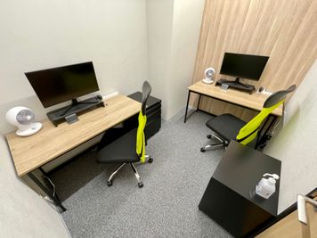 【最大2名でご利用いただけるので、2人で作業や勉強したいときなどにご活用いただけます】 - 【閉店】テレワークブース御徒町 天美ビル 【閉店】ブース08の室内の写真