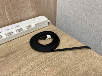 【机の上に、WiFiルーターと接続済みのLANケーブルもご用意していますので、簡単に有線接続が出来ます】 - テレワークブース御徒町 天美ビル ブース08の設備の写真