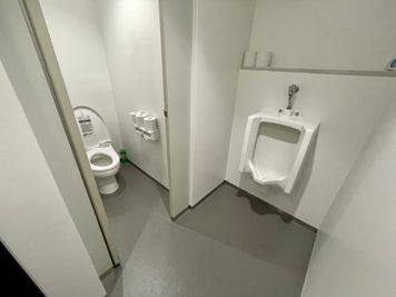 【男性トイレ（小×1、個室×1）】 - テレワークブース御徒町 天美ビル ブース08の設備の写真