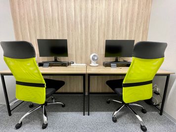 【最大2名でご利用いただけるので、2人で作業や勉強したいときなどにご活用いただけます】 - 【閉店】テレワークブース御徒町 天美ビル 【閉店】ブース25の室内の写真