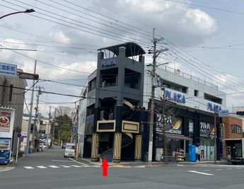 花園駅を出てすぐ左側に見えるPLAZAビルの螺旋階段より2階におすすみください。 - いいオフィス花園駅前内個室 いいオフィス花園駅前内個室①の外観の写真