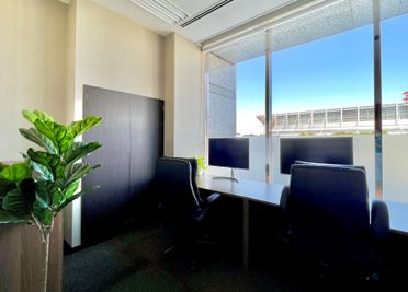 窓付き個室 - オフィスサービスUSP 個室ワークルーム（定員2名）の室内の写真