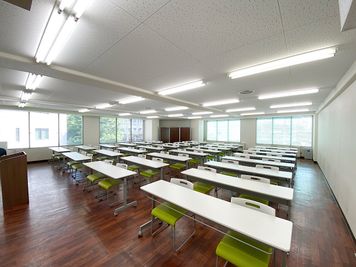 【阪急梅田駅6分】最大60名利用可！Wi-Fi・ﾌﾟﾛｼﾞｪｸﾀｰ無料！ - 共栄実業(株)　三栄ビル