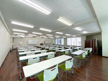 共栄実業(株)　三栄ビル 第1会議室（適正30名・最大40名）の室内の写真