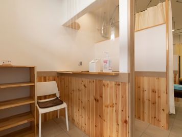 待合スペース - Smile整骨院 リラクゼーションスペースの入口の写真