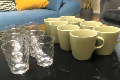 ご覧のマグカップ、ガラスコップ（非耐熱）をご用意しております。(８名様分) - ドルチェ神戸元町 🌈おうち映画館🚉元町駅徒歩３分🚀日常を彩る快適空間🌃の設備の写真