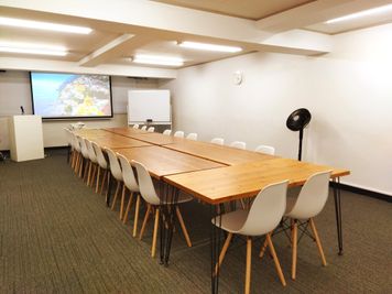 島型レイアウトの一例。備品のテーブル7台、椅子は室内に25脚ございます - 秋葉原レンタルスペース事務局（3店舗運営） 秋葉原貸会議室 202 （飲酒禁止施設）の室内の写真
