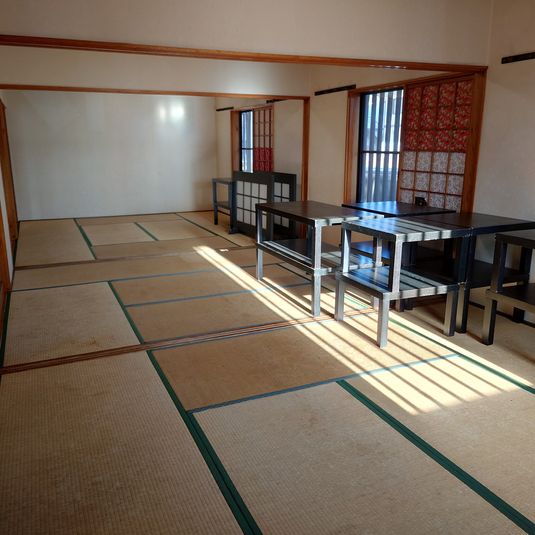 つくるひとcafe〜ひふみ杏〜 イベントスペースの室内の写真
