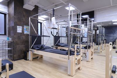 スタジオ&オフィス メビウス 【Dスタジオ】マシンピラティス・リフォーマー・キャフォーマー等々の室内の写真
