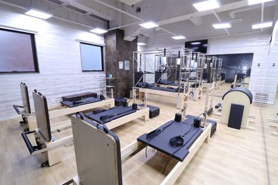 スタジオ&オフィス メビウス 【Dスタジオ】マシンピラティス・リフォーマー・キャフォーマー等々の室内の写真