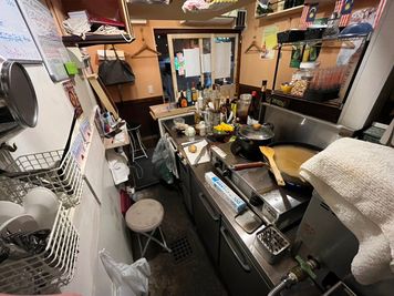 厨房内の配置、厨房背面には折り畳みの棚を3つ完備 - トムヤムクンと日替わり店主のBARちりバル レンタルキッチン　レンタル厨房　レンタル飲食店の設備の写真