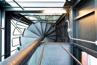空間にアクセントを加える鋼鉄製の分解式螺旋階段 - DAYTONA HOUSE大阪中央の室内の写真