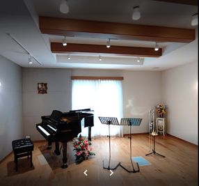 グランドピアノのある防音完備の音楽サロン、練習、演奏会、発表会に - 音楽＆貸しスペース　野ばらサロン