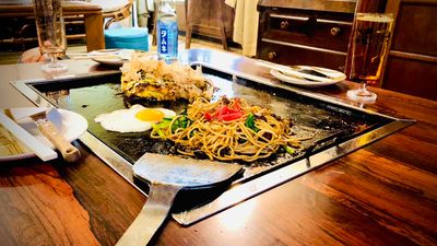蝶屋名物❗️お好み焼きテーブル🍽 - 蝶屋 設備豊富 キッチン付古民家一棟貸しの設備の写真