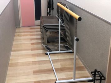 バレエバー、椅子、譜面台 - ルービー雪が谷大塚 マルチスタジオ（ルービー 雪が谷大塚【307号室】）の設備の写真