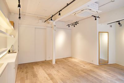 @PLACE (アットプレイス) 恵比寿の駒沢通りに面した路面店 ポップアップストアや展示会にの室内の写真