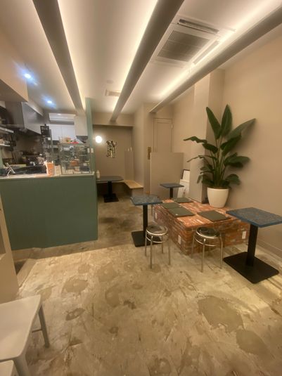 1Fカフェ - KEOkeo. 厨房使用可能のカフェスペースの室内の写真