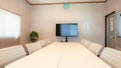 43インチ4KスマートTV設置（必ずログアウトしてお帰り下さい） - 【VISIT稲毛24】 完全個室の貸し会議室、レンタルスペース  -  24時間の室内の写真
