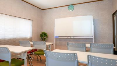 授業･セミナー･講習会用レイアウト　大きなホワイトボードはW1800×H905 - 【VISIT稲毛24】 完全個室の貸し会議室、レンタルスペース（旧いなげブランチ）の室内の写真