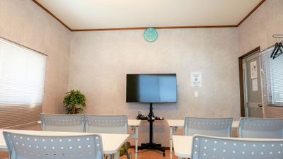 43インチ4KスマートTV設置（必ずログアウトしてお帰り下さい） - 【VISIT稲毛24】 完全個室の貸し会議室、レンタルスペース（旧いなげブランチ）の室内の写真
